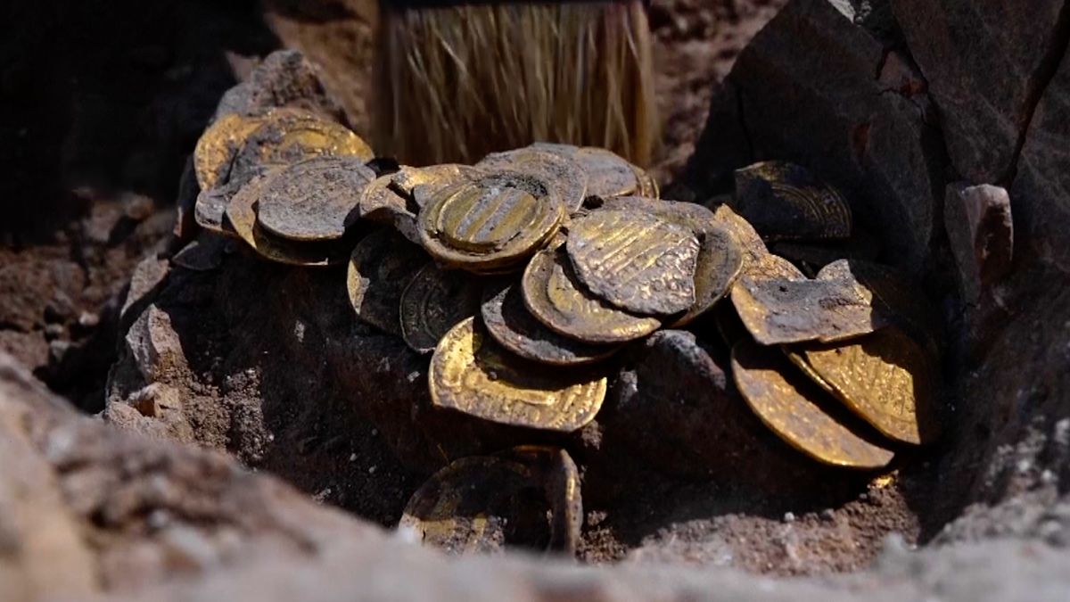 Mladíci našli kupu 1100 let starých zlatých mincí